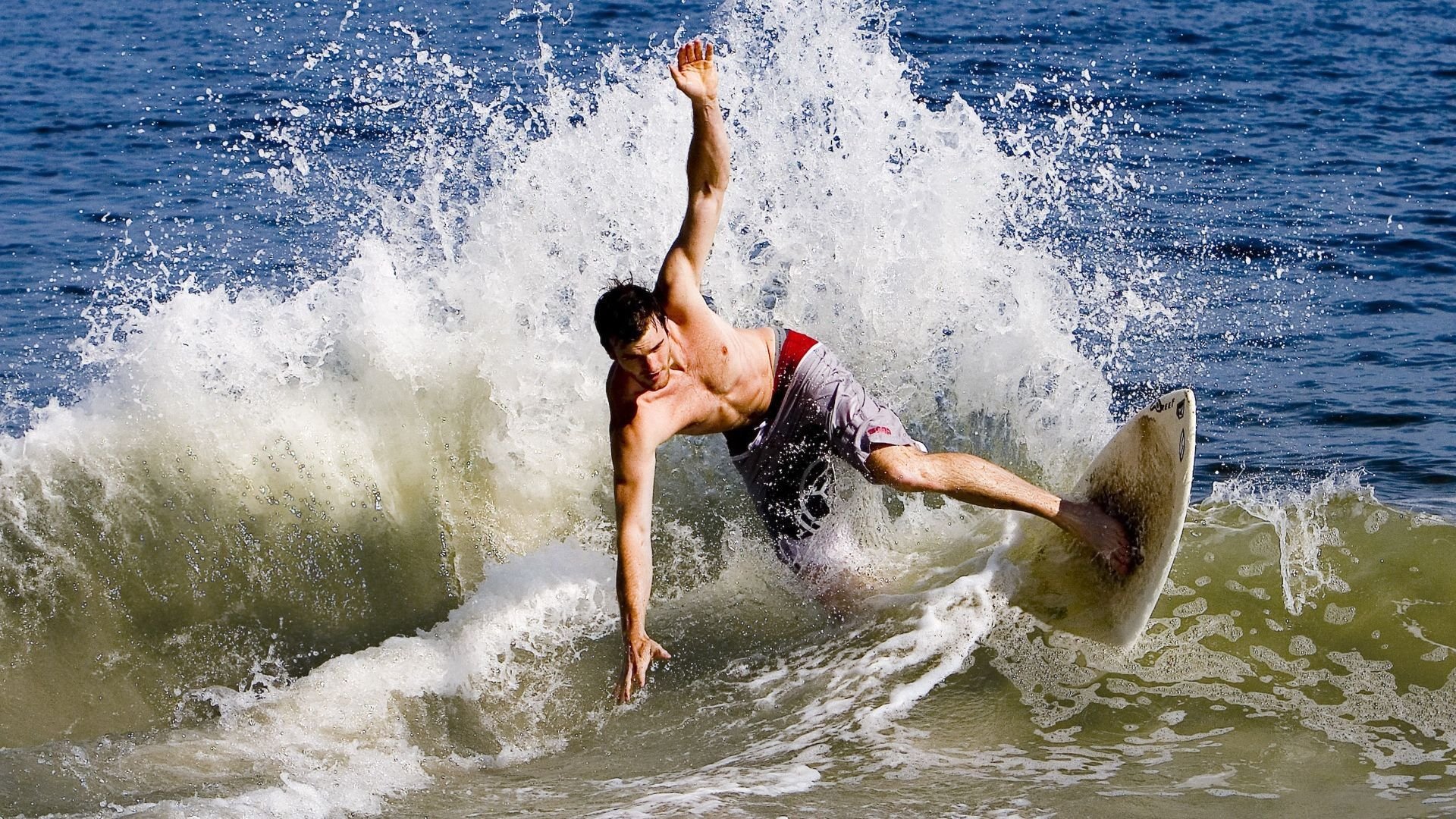 九游游戏中心官网-比尔外接手再度爆发，传球组合默契提升，比尔和cj